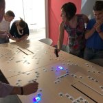 in team per scoprire gli indizzi escape box per attivita' di team building indoor